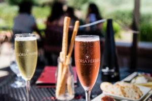 方面，我需要涵盖以下几个方面，西甲联赛西班牙德比